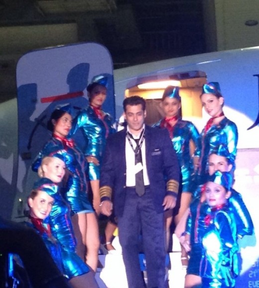Bigg Boss 8 Inauguration Salman Khan Performance Rocks The Stage